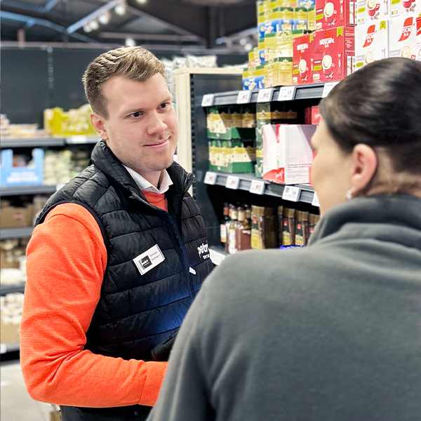 Petri Außendienstmitarbeiter im Markt im Gespräch mit Marktleiterin