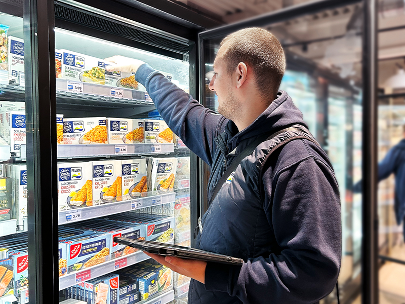 Außendienstmitarbeiter bei einem Durchgang im Markt für FRoSTA