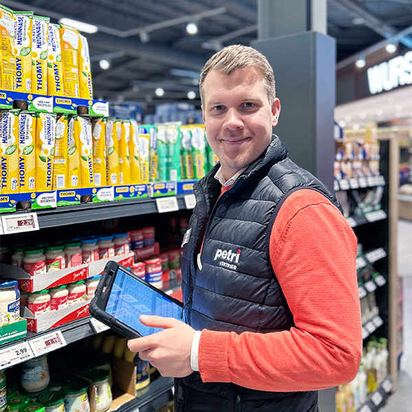 Petri Außendienstmitarbeiter bei einem Marktdurchgang