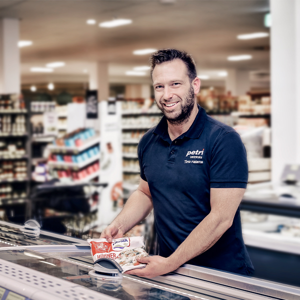 Petri Außendienstmitarbeiter mit FRoSTA Produkten im Markt