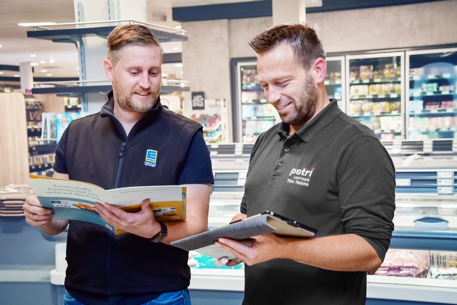 Petri Außendienstmitarbeiter im Gespräch mit Marktleider im Markt