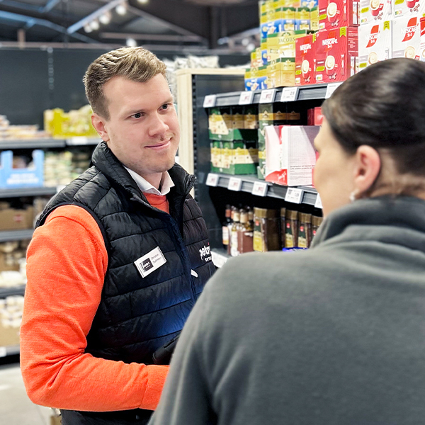 Petri Außendienstmitarbeiter im Gespräch mit einer Marktangestellten
