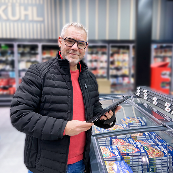 Petri Außendienstmitarbeiter mit Wagner Produkten im Markt